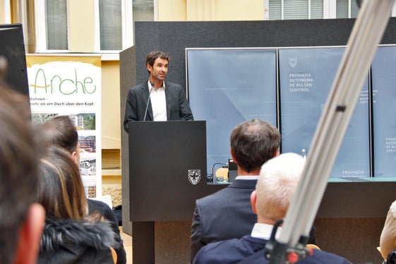 Leonhard Resch, responsabile della Cooperativa Arche del KVW, ha lanciato un appello a favore dell'edilizia non profit come ulteriore pilastro nel campo dell'edilizia abitativa (Foto: LPA/Greta Stuefer)