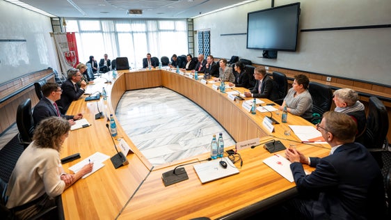 Il presidente Arno Kompatscher (terzo da sinistra) ha risposto alle domande della delegazione del Parlamento del Land di Berlino nella sala Giunta di Palazzo Widmann. (Foto: USP/Fabio Brucculeri)