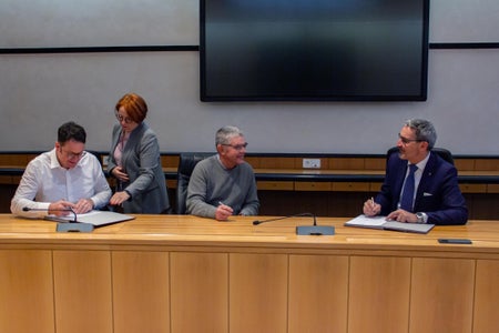 Eine Voraussetzung für den Ersatzbau der Europahütte im Pfitschertal ist mit der Unterzeichnung einer Kooperationsvereinbarung durch (v.r.) Landeshauptmann Arno Kompatscher und die DAV-Landshut-Vorsitzenden Bernhard Tschochner und Maximilian Weh geschaffen worden. (Foto: LPA/Greta Stuefer)