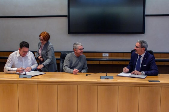 Con la firma dell'accordo di cooperazione tra il presidente Arno Kompatscher e i presidenti del DAV-Landshut Bernhard Tschochner e Maximilian Weh, è stato creato il presupposto per la costruzione del nuovo Rifugio Europa in Val di Vizze. (Foto: ASP/Greta Stuefer)