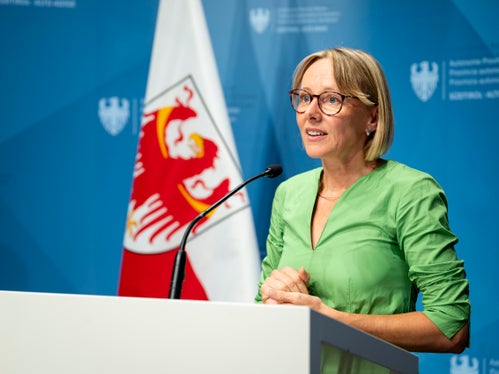 Il nostro obiettivo è&nbsp;sensibilizzare&nbsp;i giovani ai temi della salute e della sicurezza fin da subito. Con il nuovo regolamento, abbiamo anche risposto al crescente numero di domande da parte delle scuole su questo tema. Il crescente utilizzo di strumenti di lavoro digitali come computer, laptop e tablet a scuola ha richiesto dei chiarimenti, ha spiegato l'assessora provinciale Amhof nella conferenza stampa a seguito della seduta della Giunta provinciale. (Foto: USP/Fabio Brucculeri)