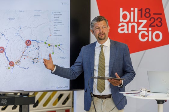 Für die Mobilität der Zukunft liegt der Fokus auf sicheren, resilienten Straßen sowie umweltschonender, digitaler und vernetzter Mobilität mit Rad, Bus und Zug, betonte Daniel Alfreider betonte bei seiner Bilanz-Pressekonferenz am 31. Juli in der Zug-Remise am Bozner Bahnhof. (Foto: LPA/Tiberio Sorvillo)