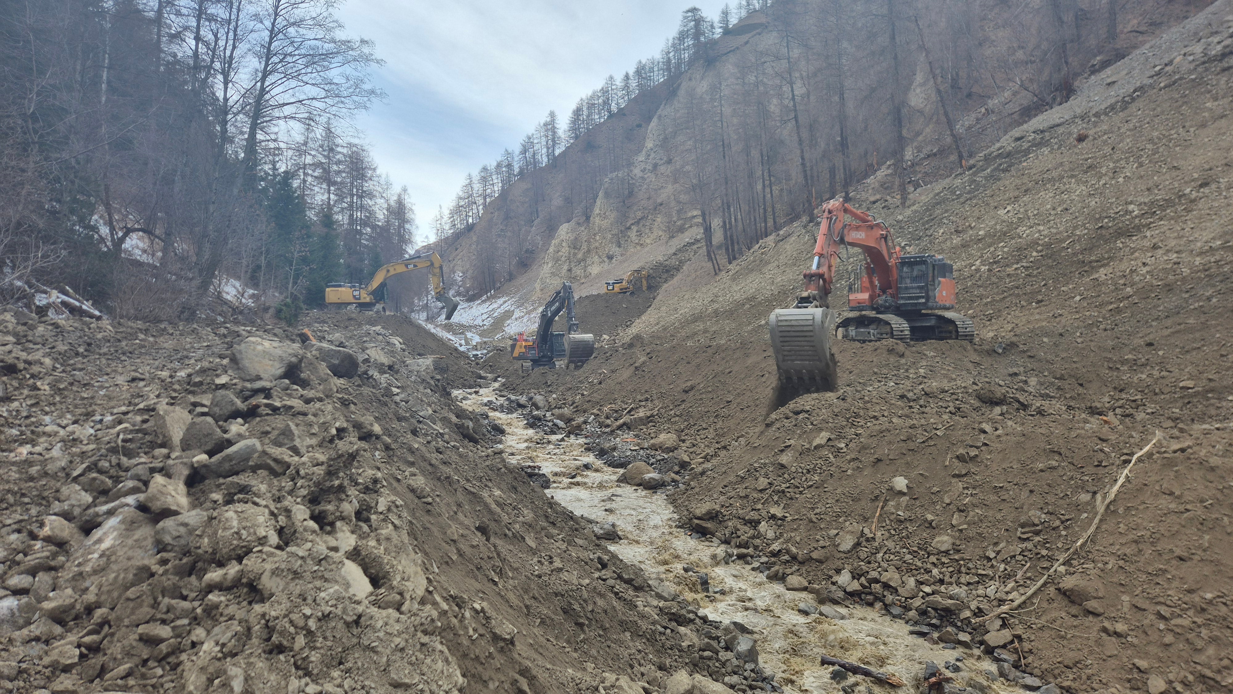 Das Landesamt für Wildbach- und Lawinenverbauung West in der Agentur für Bevölkerungsschutz räumt seit dem 8. Jänner mit vier Baggern das Material aus dem Bachbett und lagert es vorübergehend auf dem nahegelegenen Forstweg ab. (Foto: LPA/Landesamt für Wildbach- und Lawinenverbauung West/Martin Eschgfäller)
