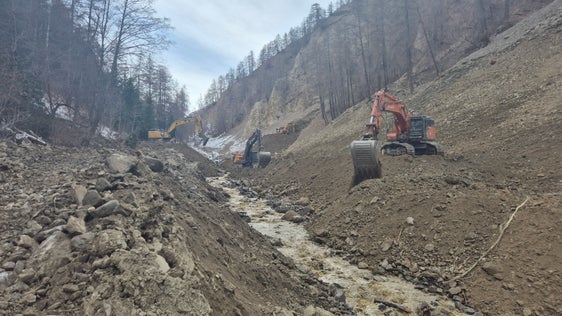 Das Landesamt für Wildbach- und Lawinenverbauung West in der Agentur für Bevölkerungsschutz räumt seit dem 8. Jänner mit vier Baggern das Material aus dem Bachbett und lagert es vorübergehend auf dem nahegelegenen Forstweg ab. (Foto: LPA/Landesamt für Wildbach- und Lawinenverbauung West/Martin Eschgfäller)