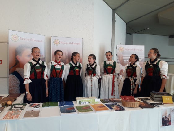 Das Referat Volksmusik in der Landesdirektion Deutsche und ladinische Musikschule war mit einem eigenen Stand auf der internationalen Verkaufsmesse in Innsbruck vertreten und war Treffpunkt für die Südtiroler Gruppen, für ihre Lehrpersonen, Freunde und Verwandte, im Bild die Gruppe Nos Ladines beim Singen. (Foto: LPA/Referat Volksmusik der Landesdirektion Deutsche und ladinische Musikschule)