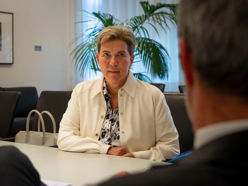 Landeshauptmann Arno Kompatscher bedankte sich bei der scheidenden Chefredakteurin Heidy Kessler für ihren Einsatz und wünschte ihr für den Ruhestand Glück und vor allem Gesundheit. (Foto: LPA/Fabio Brucculeri)