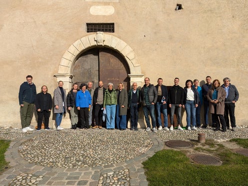 Die hauptamtlich Mitarbeitenden und die Leiterinnen und Leiter der Weiterbildungsorganisationen treffen sich jährlich mit dem Amt für Weiterbildung und Sprachen zur Jahrestagung. In diesem Jahr war man im Vinschgau, im Bildungshaus Schloss Goldrain, zu Gast. (Foto: LPA/Amt für Weiterbildung und Sprachen)
