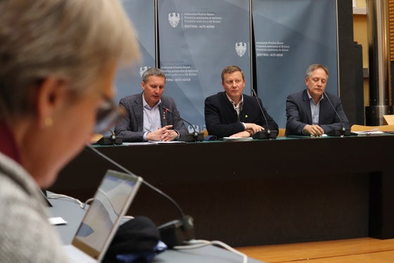 Vorsitz beim Treffen der Steuerungsgruppe zur Zwischenbilanz zum Strategiepapier Landwirtschaft 2030: Südtirols nachhaltiger Weg (von links): Land- und Forstwirtschaftslandesrat Luis Walcher, Obmann des Südtiroler Bauernbundes Daniel Gasser, Direktor des Ressorts Landwirtschaft, Forstwirtschaft und Tourismus Ulrich Höllrigl. (Foto: LPA/Maja Clara)