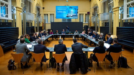 Regierungsarbeit muss gut aufeinander abgestimmt sein: Viele Fragen dazu haben die Mitglieder der Landesregierung mit deren Mitarbeiterinnen und Mitarbeitern am 6. Februar in der Arbeitsklausur der neuen Landesregierung in Bozen geklärt. (Foto: LPA/Fabio Brucculeri)