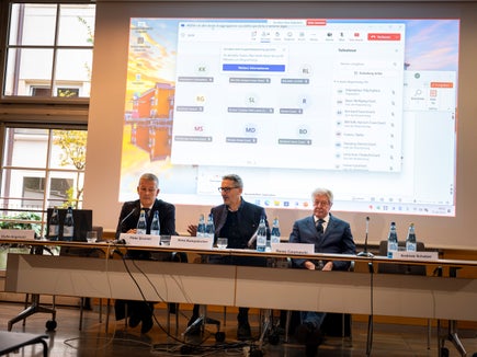 Convegno Arera sulla riorganizzazione della gestione dei rifiuti a Bolzano: (da sinistra) l'assessore provinciale Peter Brunner, il presidente della Provincia Arno Kompatscher e il sindaco di Bolzano Renzo Caramaschi hanno tenuto i discorsi introduttivi. (Foto: USP/Fabio Brucculeri)