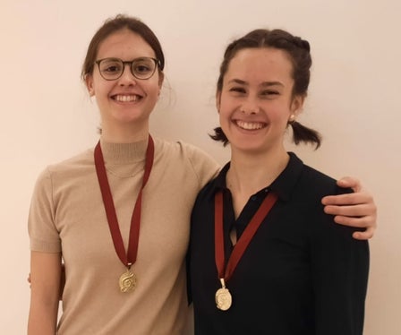 Strahlende Gesichter bei den jungen Geigerinnen Johanna Sofia Bartoli und Katharina Santer mit den Medaillen für das erworbene Leistungsabzeichen in Gold. (Foto: LPA/Landesmusikschuldirektion)

