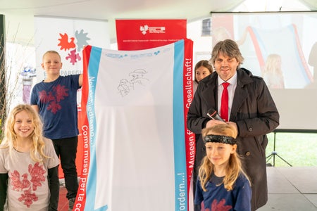 Primo messaggio sulla bandiera itinerante con le “richieste dei musei alla società”: in linea con il motto “guardare oltre”, il direttore della Hofburg Peter Schwienbacher ha disegnato un contadino con una lampada. (Foto: USP/Daniel von Johnston)