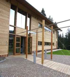 Die Abteilung Forstdienst geht voraus: Die Forstschule Latemar ist in Holzbauweise gebaut. Erstmals wurden nun Förderbeiträge aus dem Holzbaufonds an vier Gemeinden ausbezahlt - insgesamt gut 450.000 Euro. (Foto: LPA/Abteilung Forstdienst)