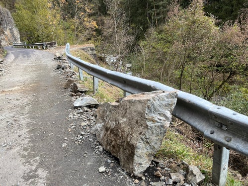 Aufgrund der Niederschlagsmengen in den vergangenen Tagen sind die Böden mit Nässe vollgesogen und damit geschwächt, deshalb können auch weiterhin hydrogeologische Ereignisse auftreten, wie hier der Steinschlag im Tinnetal bei Klausen, wo die Landesgeologen Sicherungsarbeiten vorgenommen haben. (Foto: LPA/Landesamt für Geologie und Baustoffprüfung)