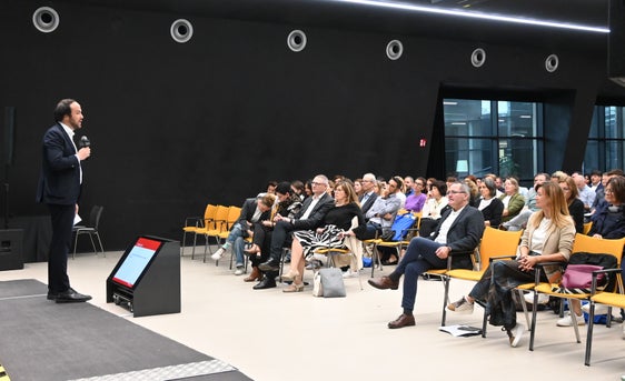 Bildungslandesrat Philipp Achammer (vorne mit Mikrophon), Bildungsdirektor Gustav Tschenett und Landesschuldirektorin Sigrun Falkensteiner (in der ersten Reihe rechts) eröffneten bei der Veranstaltung im NOI-Techpark in Bozen offiziell das Bildungsjahr 2025/2026.  (Foto: LPA/Deutsche Bildungsdirektion/Margit Pichler)
