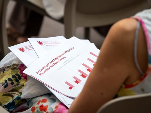 In den vergangenen zweieinhalb Jahren sei es unter anderem gelungen, die Arbeitsbeschäftigung und die Arbeitsintegration von Menschen mit Behinderungen aufzuwerten, hielt Landesrätin Pamer bei ihrer #halbzeit-Pressekonferenz fest. (Foto: LPA/Fabio Brucculeri)