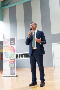 L'assessore provinciale Daniel Alfreider: Il Di dla scola ladina conferma l’importanza di ritrovarsi come comunità di istruzione e formazione per condividere esperienze e prospettive e per rafforzare la collaborazione tra tutte le scuole ladine. (Foto: USP/Area pedagogica/Bruno Ferdigg)