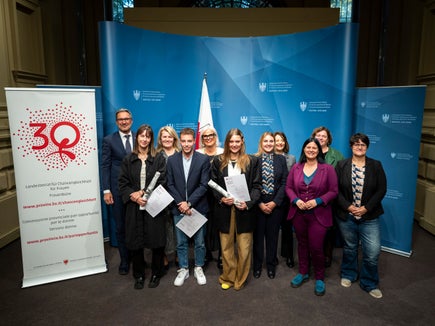 Die drei Preisträger mit  Landeshauptmann Arno Kompatscher (ganz links im Bild), den Mitgliedern der Bewertungskommission sowie Ulrike Oberhammer, der Präsidentin des Landesbeirats für Chancengleichheit und Stellvertreterin Nadia Mazzardis. (Foto: LPA/Fabio Brucculeri)