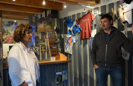Landesrätin Maria Hochgruber Kuenzer und Koordinator Ronald Oberhofer im Besucherzentrum Lahnersäge des Nationalparks Stilfserjoch in St. Gertraud im Ultental (Foto: LPA/Marcella Morandini)
