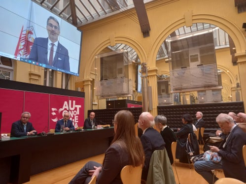 Die Vereinigung der Verwaltungsrichter aus Italien, Deutschland und Frankreich (AGATIF) trifft sich heute erstmals in Bozen. Landeshauptmann Arno Kompatscher übermittelte seine Grußbotschaft via Video. (FOTO: LPA).