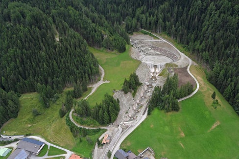 Aktuelle Aufnahme mit Blick auf das Gesamtkonzept Großbergbach mit großem Rückhaltebecken (mit Fassungsvermögen von rund 50.000 Kubikmetern) und der darunterliegenden Kammsperre, die als zweite Sicherheit Material, das bei größeren Rechen durchkommt, heraussiebt, es folgen im Bachlauf Konsolidierungssperren und ein 360 Meter langer Abschnitt mit Künette, von der man den Anfang sieht. (Foto: LPA/Agentur für Bevölkerungsschutz)