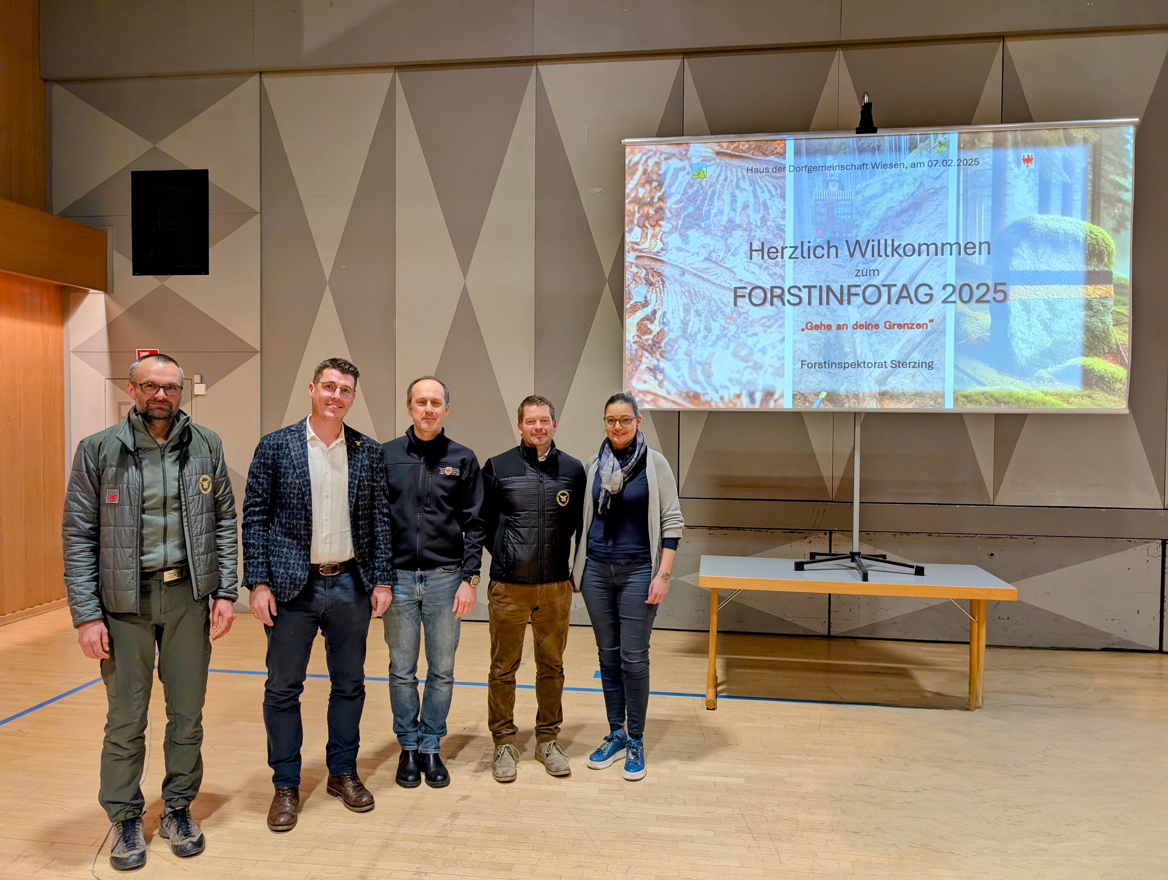 Eigentumsgrenzen und Eigentumssicherung waren Schwerpunktthema beim Forstinfotag des Forstinspektorates Sterzing im Haus der Dorfgemeinschaft in Wiesen am 7. Februar (im Bild von links): Igor Rainer von der Forststation Freienfeld, Amtsdirektor Philipp Oberegger, Walter Gruber vom Landesamt für Forstplanung, Stefan Feichter vom Forstinspektorat Sterzing und die Bezirksleiterin des Südtiroler Bauernbundes Brixen Verena Platter. (Foto: LPA/Forstinspektorat Sterzing)
