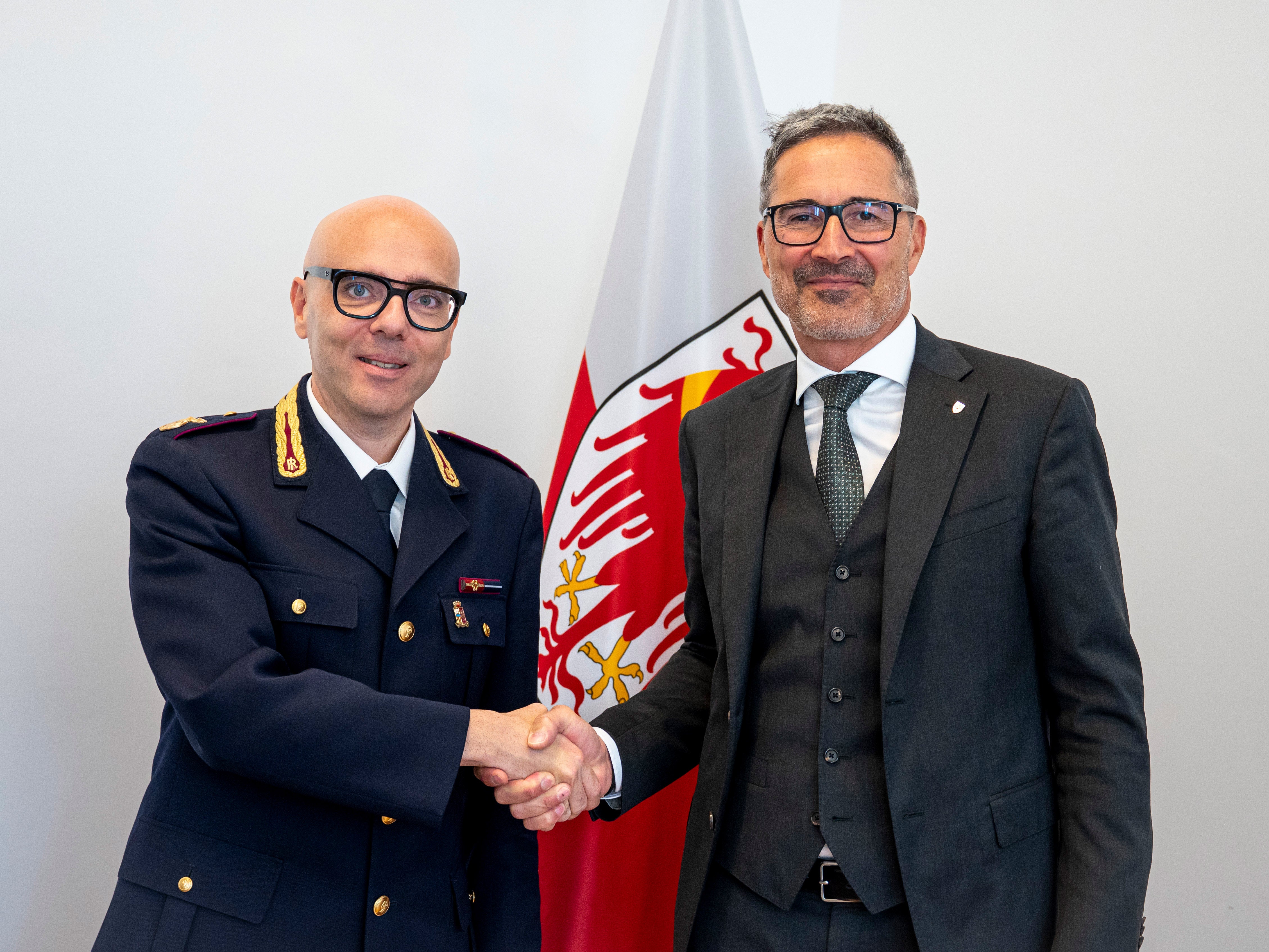 Raffaele Federici, der Leiter des Operativen Zentrums für Cybersicherheit der Staatspolizei (im Bild links) mit Landeshauptmann Arno Kompatscher. (Foto: LPA/Fabio Brucculeri)