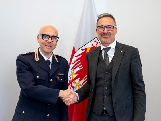 Raffaele Federici, der Leiter des Operativen Zentrums für Cybersicherheit der Staatspolizei (im Bild links) mit Landeshauptmann Arno Kompatscher. (Foto: LPA/Fabio Brucculeri)
