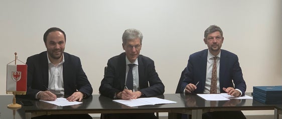 Zusamenarbeit besiegelt: Landesrat Philipp Achammer, Thüringens Minister Helmut Holter und Landesrat Daniel Alfreider bei der heutigen Unterzeichnung (Foto: LPA/Julia Fulterer)