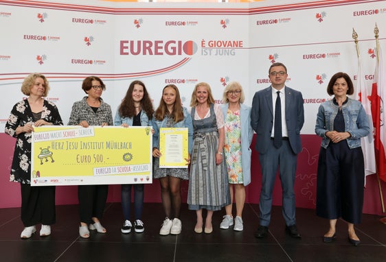 La classe 3. C dell'Istituto del Sacro Cuore Rio Pusteria sul palco del Muse di Trento assieme all'intendente scolastica ladina Edith Ploner (prima da sinistra), alla direttrice della Ripartizione pedagogica tedesca della Provincia autonoma di Bolzano Gertrud Verdorfer (seconda da sinistra) e al presidente dell'Euregio Maurizio Fugatti (Foto: Ufficio stampa Provincia di Trento/Matteo Rensi)