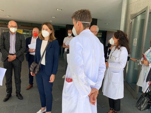 L'assessora Leja (terza da sinistra) nel corso della visita all'Ospedale di Bressanone con i dirigenti provinciali, quelli del comprensorio sanitario e alcuni dirigenti del nosocomio della città vescovile. (Foto: ASP/Silvia Obwexer) 