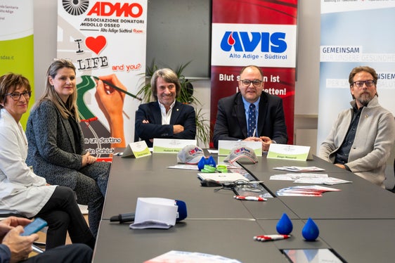 Vereinbarungen unterzeichnet (von links): Primaria Cinzia Vecchiato, Emanuela Imprescia, Präsidentin der Vereinigung der Knochenmarkspender Fondazione ADMO (Associazione Donatori di Midollo Osseo) Alto Adige Südtirol ETS, der Landesrat für Gesundheitsvorsorge und Gesundheit Hubert Messner, der Generaldirektor des Südtiroler Sanitätsbetriebs Christian Kofler, der Präsident der Blutspendervereinigung AVIS (Associazione Volontari Italiani Sangue) Alto Adige-Südtirol Diego Massardi (Foto: LPA/Manuela Tessaro)