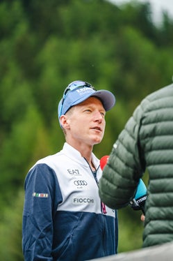 Biathlet und Olympionike Lukas Hofer schaute beim Besuch der österreichischen Sportjournalistinnen und -journalisten in Antholz vorbei. (Foto: LPA/Josef Plaickner)