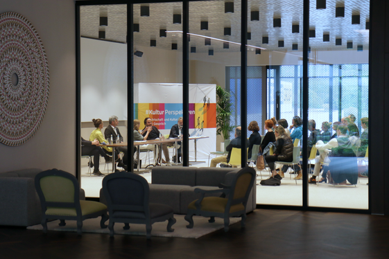 Zweite Runde der #Kulturperspektiven Kultur und Wirtschaft im Gespräch in Brixen: zwei Bereiche, die auf den ersten Blick nicht unterschiedlicher sein können. (Foto: LPA/Peter Natter)