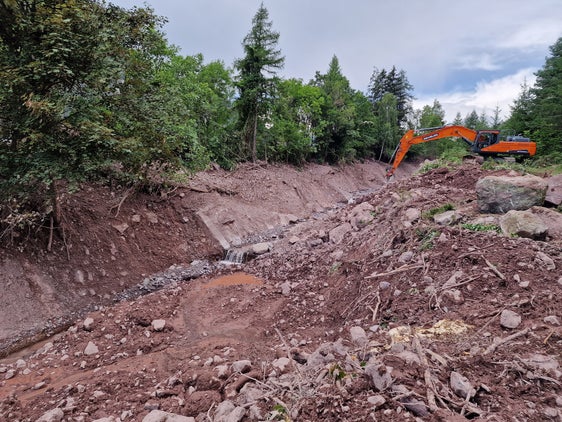 Die Wildbachverbauung räumt das Bachbett des Röthenbachs im Sarntal nach einem Murgang wieder frei. (Foto: LPA/Landesamt für Wildbach- und Lawinenverbauung Nord der Agentur für Bevölkerungsschutz)
