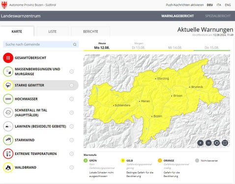 Für heute werden starke Gewitter erwartet, deshalb scheint im Warnlagebericht vom Montag, 12. August, in ganz Südtirol die Warnstufe Gelb auf. (Foto: Warnlagebericht des Landeswarnzentrums in der Agentur für Bevölkerungsschutz)