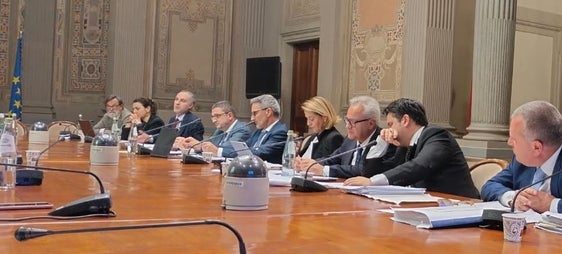 In corso i lavori per la riforma dello Statuto di autonomia (da sinistra a destra: Alberto Pace, Valeria Placidi, Marcello Torregrossa, Maurizio Fugatti, il presidente Arno Kompatscher, Daria De Pretis, Eros Magnago, Meinhard Durnwalder e Alessandro Urzì). (Foto: USP)