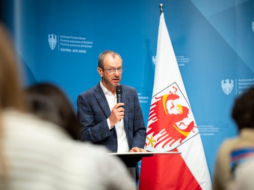 Der Präsident der Tierärztekammer Franz Hintner legte dar, welche Gefahr die Heumahd für Wildtiere darstellt. (Foto: LPA/Fabio Brucculeri)
