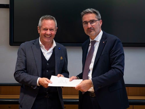 Albin Kofler (nella foto sinistra) presenta al presidente Kompatscher il documento con la richiesta di rimozione degli animali problematici in Alto Adige (Foto: ASP/Fabio Brucculeri)