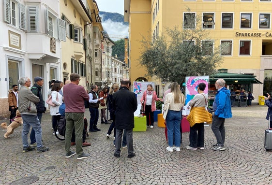 Guardare, pensare, aprire nuove prospettive: È questo il senso delle Giornate per la cittadinanza attiva presentate oggi in Piazza del Grano a Bolzano. (Foto: ASP/Astrid Crepaz)