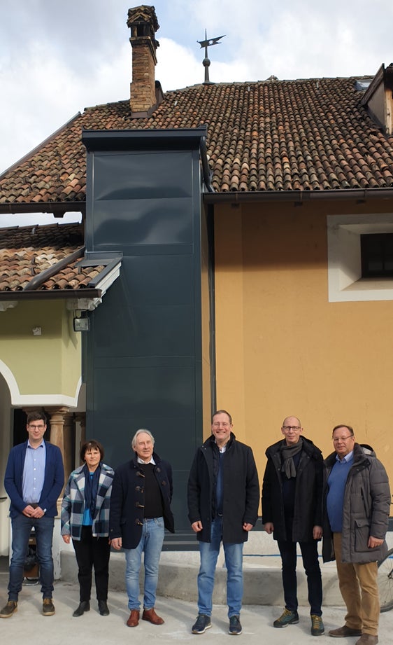 Landesrat Bessone (Mi.) beim Lokalaugenschein in Kaltern: "Auch Menschen mit Bewegungseinschränkungen sollen öffentliche Ämter gut erreichen können. Barrierefreie Räume sind ein Mehrwert für alle." (Foto: LPA/Igor Cocca)