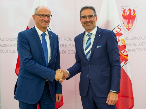Nel corso del loro primo incontro ufficiale, i due presidenti Mattle (a sinistra) e Kompatscher hanno discusso dei prossimi impegni e hanno sottolineato la prosecuzione della buona collaborazione tra Tirolo e Alto Adige. (Foto: LPA/Fabio Brucculeri)