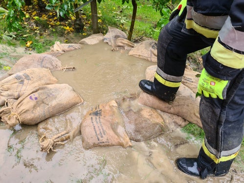 Immer wieder waren Qualmtrichter mit Sandsäcken abzusichern, hier an der Etsch oberhalb von Salurn. (Foto: LPA/Agentur für Bevölkerungsschutz)