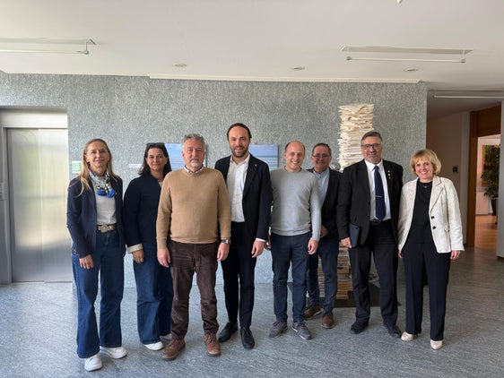 Haben über das Ausbildungsangebot in Bruneck gesprochen: Petra Werth, Julia Engl, Bürgermeister Bruno Wolf, Landesrat Philipp Achammer, Lukas Neumair, Bildungsdirektor Gustav Tschenett, Bezirksgemeinschaftspräsident Robert Alexander Steger und Landtagsabgeordnete Waltraud Deeg. (Foto: LPA)