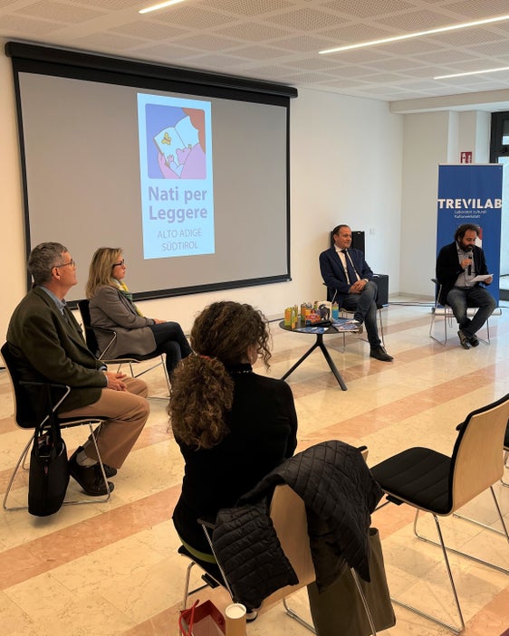 "Lesen ist für das Wohlbefinden von Kindern genauso wichtig wie Körperpflege", sagte LR Vettorato (2.v.r.) bei der Pressekonferenz. (Foto: LPA/Gabriel Marciano) 