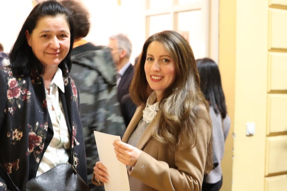 Renate Pfitscher, membro della commissione d'esame e presidente dell'Unione Pesca di Prissiano, e Selina Langes di Egna, che ha appena ricevuto l'attestato per aver superato l'esame di pesca. (Foto: USP/Maja Clara)