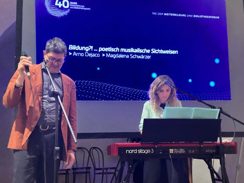 L'artista della parola Arno Dejaco e la musicista Magdalena Schwärzer hanno allietato la ricorrenza con le loro riflessioni poetico-musicali sul valore dell'educazione. (Foto: ASP)