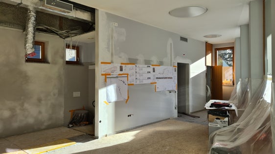 Sono in corso i lavori per il nuovo infopoint di Lana. Tra le altre cose, si stanno costruendo due sportelli. (Foto: USP/Margit Perathoner)