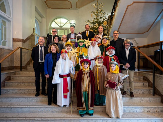 I due gruppi di cantatrici e cantori della Stella posano sorridenti con i membri della Giunta provinciale. (Foto: USP/Fabio Brucculeri)