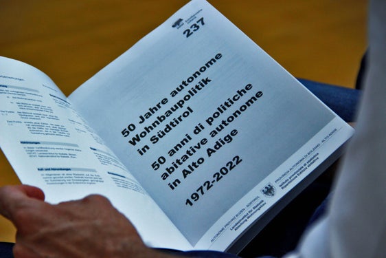 In der ASTAT-Publikation "50 Jahre autonome Wohnbaupolitik in Südtirol" finden sich zahlreiche Daten und Zahlen rund ums Thema Wohnbau. (Foto: LPA/Greta Stuefer)